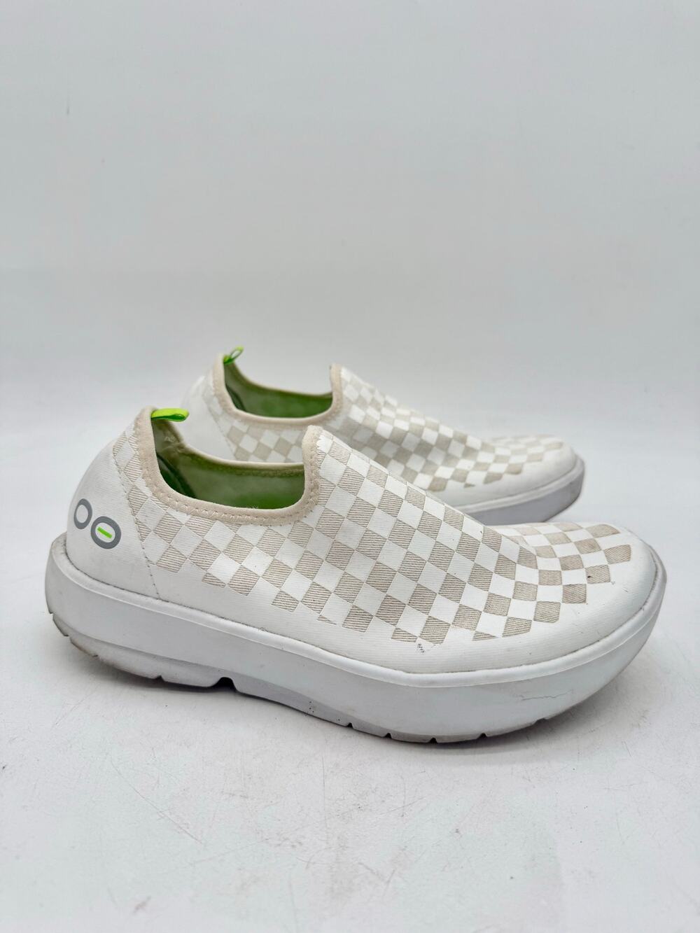 OOFOS OOmg Women’s 8 White Checkerboard Slip On Recovery Shoes